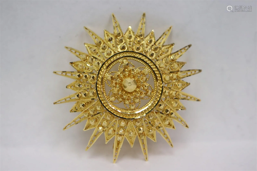 A beautiful; 20K Y/G brooch in sunburst motif