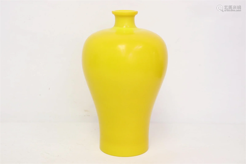 A yellow Peking glass meiping