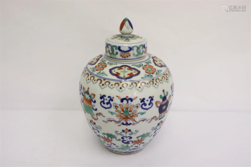 Fine Chinese famille rose porcelain covered jar