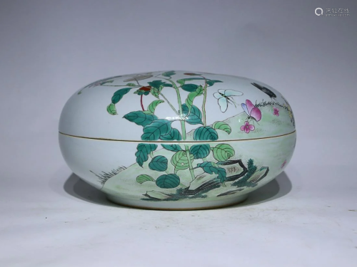 CHINESE FAMILLE-ROSE BOX DEPICTING ' BUTTERFLY AND FLOW...