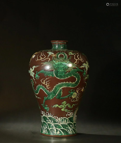 CHINESE SANCAI MEIPING VASE DEPICTING 'DRAGON'