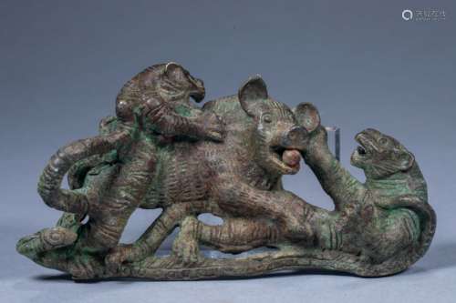 Ancient Chinese bronze double tiger hunting pig