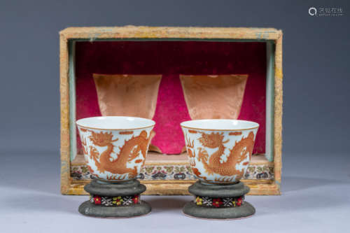 A pair of gold-painted double-dragon and pearl wine glasses ...