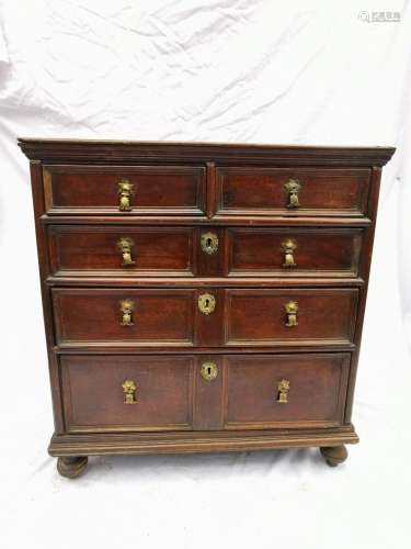 An early 18th century style oak chest of drawers, with gradu...