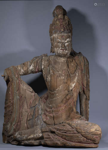 The wooden Guanyin statue has an old and disabled