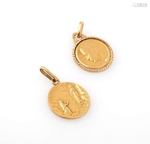 Médailles religieuses en or jaune 18K (750/°°). Poids brut :...