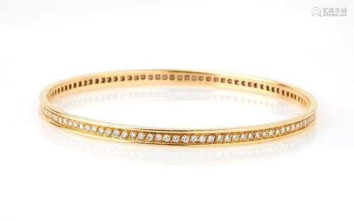Bracelet jonc en or jaune 18k (750/°°), centré d une ligne d...