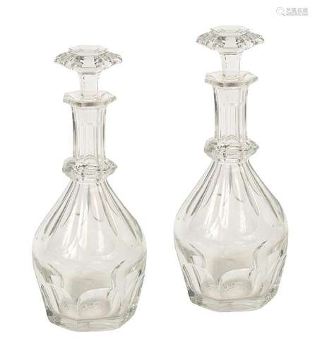 Deux carafes en cristal modèle Harcourt (Pas de marques sous...