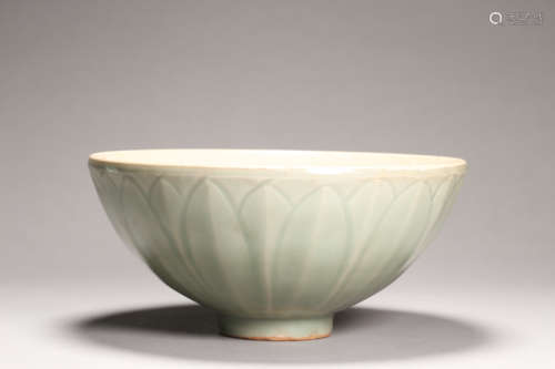 Longquan Kiln Lotus-Petal Bowl