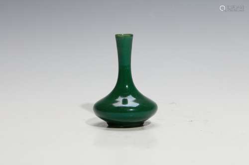 清中期绿哥釉荸荠瓶