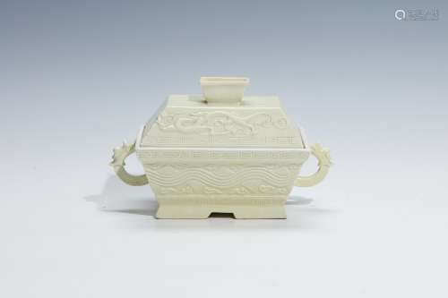 清米黄釉饕餮龙纹四方盖盒