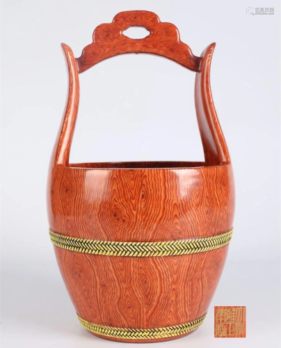 A WOOD GRAIN GLAZED PORCELAIN BUCKET.