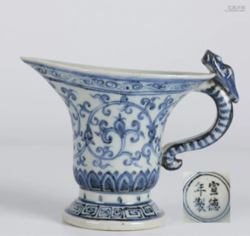 A BLUE-AND-WHITE PORCELAIN CUP.