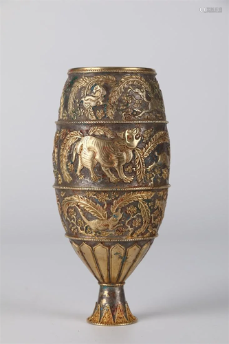 A GILT SILVER CUP WITH AUSPICIOUS BEAST DESIGN.