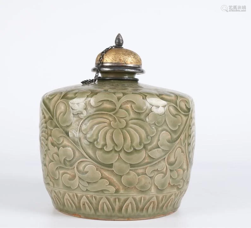 A PORCELAIN JAR WITH CARVED FLOWERS DESIGN.