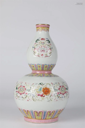 A FAMILLE-ROSE PORCELAIN GOURD-SHAPED BOTTLE.