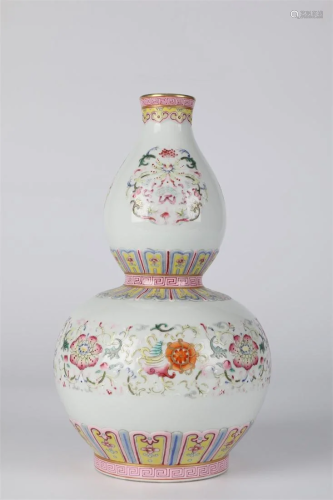 A FAMILLE-ROSE PORCELAIN GOURD-SHAPED BOTTLE.