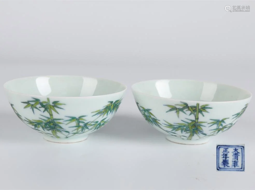 A PAIR OF FAMILLE-ROSE PORCELAIN BOWLS.