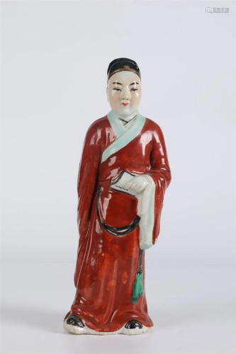 A FAMILLE-ROSE PORCELAIN SCHOLAR STATUE.