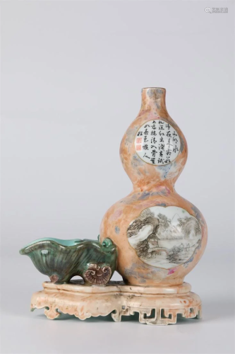 A GLAZED GOURD-SHAPED PORCELAIN BOTTLE.