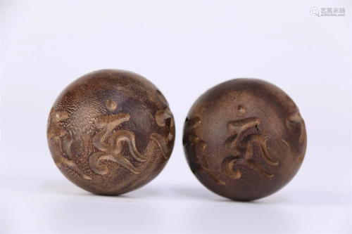 A PAIR OF HANDHELD AGALWOOD BALLS.