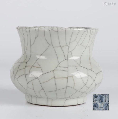 A PORCELAIN REFUSE VESSEL "ZHADOU", GE KILN.