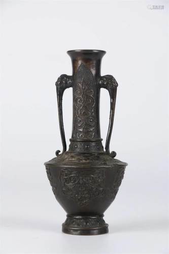 A Bronze BOTTLE WITH DOUBLE DRAGON-SHAPED EARS.