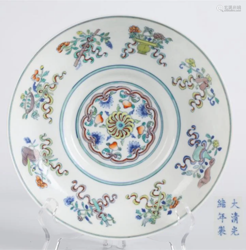 A CONTRASTING COLOR PORCELAIN DISPLAY PLATE.