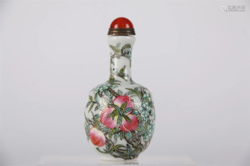 A FAMILLE-ROSE PORCELAIN SNUFF BOTTLE.