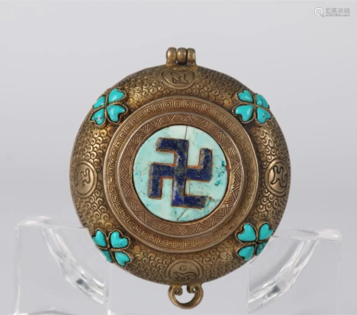 A GILT SILVER BOX WITH TURQUOISE INLAY.