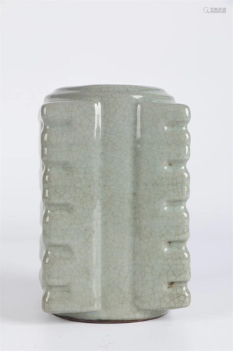 A VESSEL "CONG" SHAPED PORCELAIN BOTTLE.