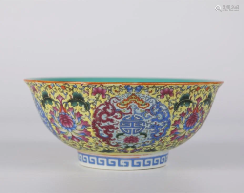 AN ENAMELED PORCELAIN BOWL WITH FLOWERS DESIGN.