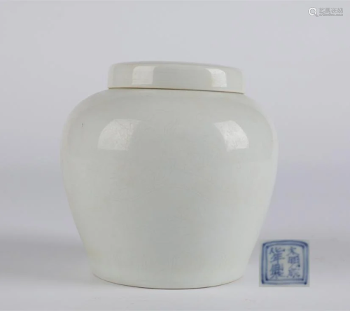 A WHITE GLAZED PORCELAIN JAR WITH LID.