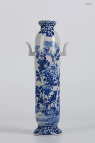 A BLUE-AND-WHITE PORCELAIN DISPLAY BOTTLE.