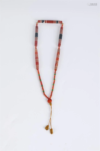 A NECKLACE OF AGATE BEADS.