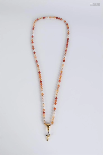 A NECKLACE OF ROUND AGATE BEADS.