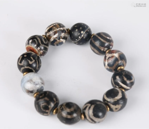 A BRACELET OF AGATE BEADS.