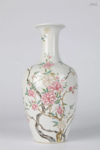 A FAMILLE-ROSE PORCELAIN DISPLAY BOTTLE.