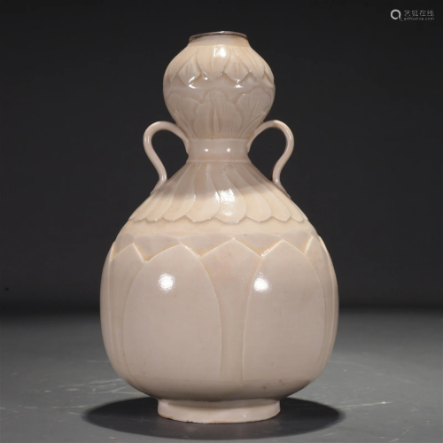 An Incised Dingyao 'Flower' Garlic-Form Vase With ...