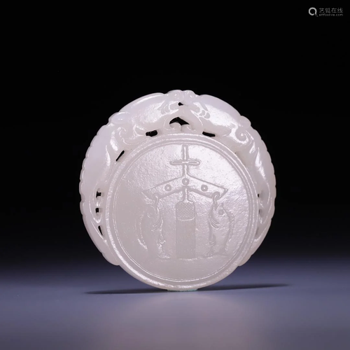 An Auspicious Hetian Jade 'Two Fish' Pendant