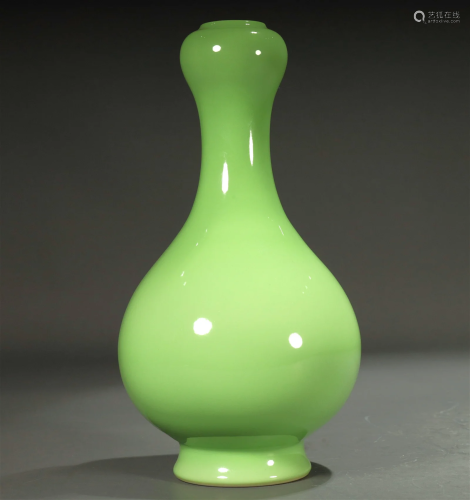 An Apple Green-Glazed Garlic-Form Vase
