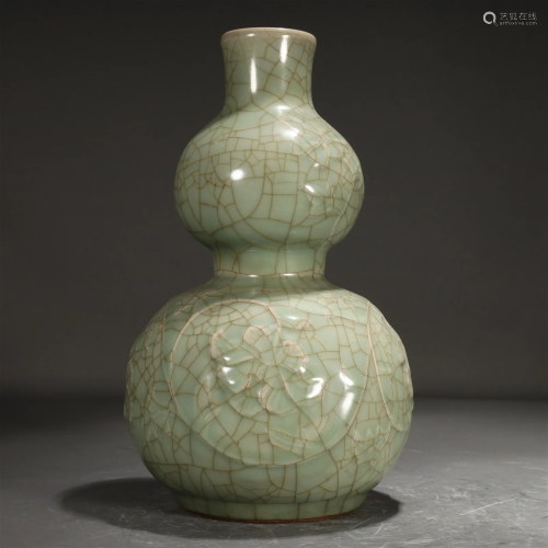 A Longquanyao Incised 'Flower' Gourd-Form Vase