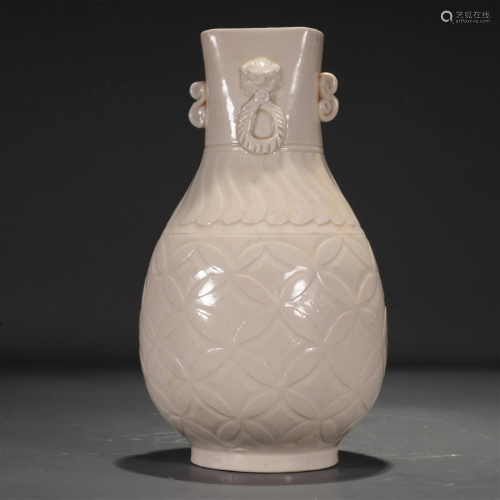 An Incised Dingyao 'Flower' Square-Mouth Vase