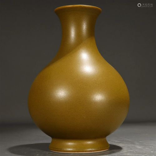 A Teadust-Glazed Vase