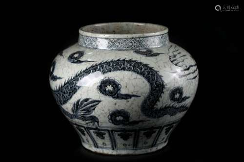 Dragon pattern blue and white jar