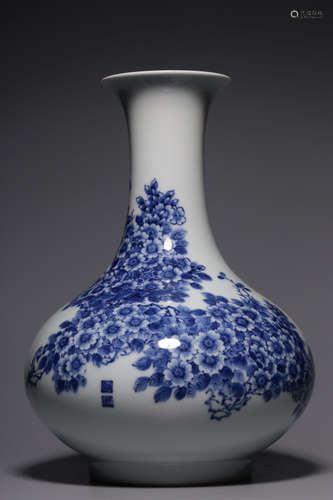 Blue and white flower and bird pattern appreciation bottle