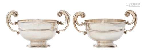 A PAIR OF VICTORIAN STERLING SILVER BOWLS Hawksworth, Eyre, ...