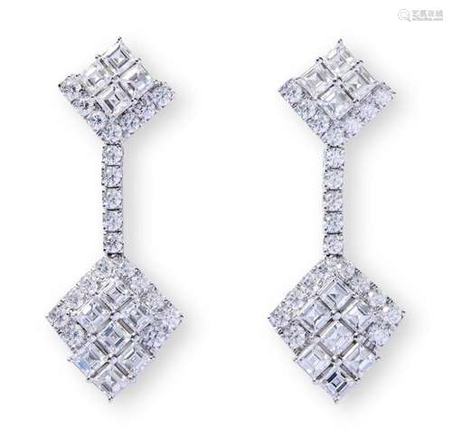 PAIR OF DIAMOND PENDANT DROP EARRINGS