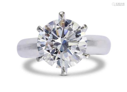 AN OUTSTANDING SOLITAIRE DIAMOND RING