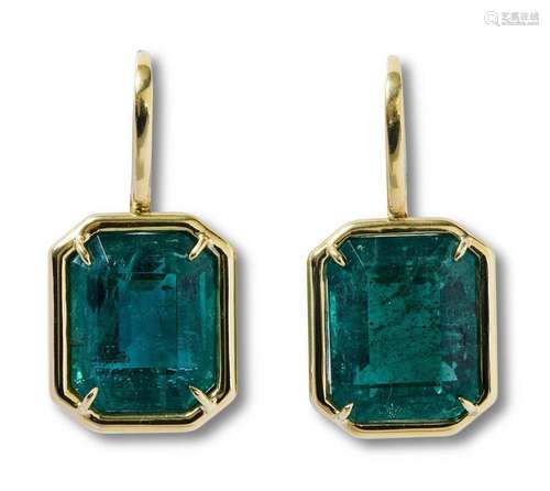 PAIR OF EMERALD EARRINGS